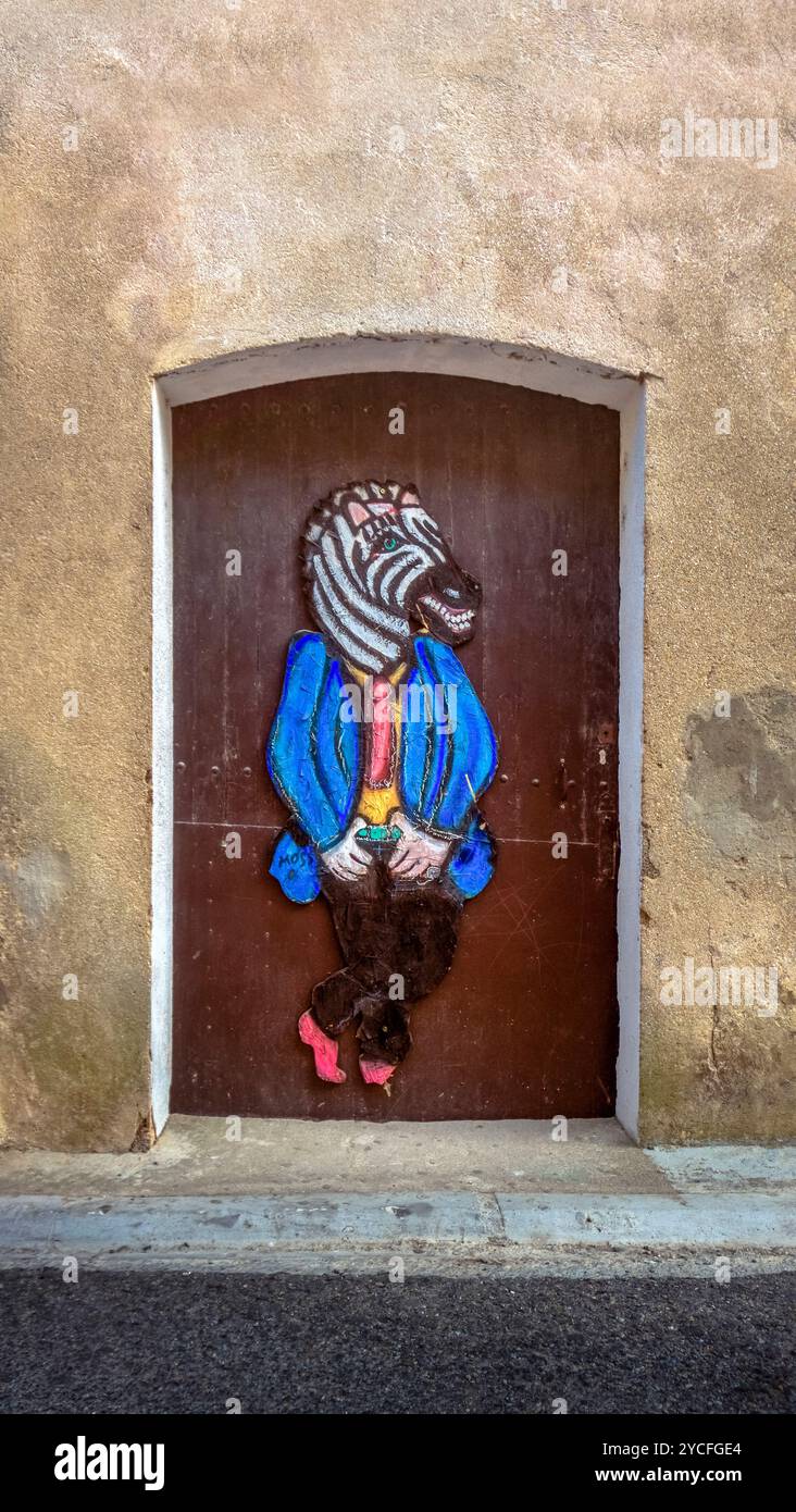 Graffiti in Bages. Die Gemeinde liegt im Regionalen Naturpark Narbonnaise en Mediterranee. Stockfoto