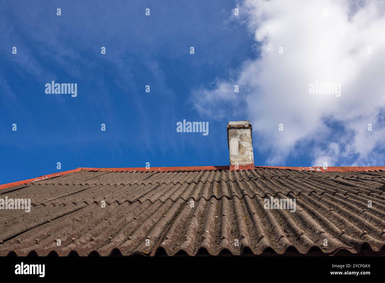 Dach, alter gemauerter Kamin, Himmel, Wolken Stockfoto
