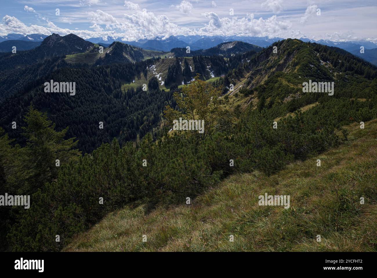 Blick auf einen Höhenwanderweg, der Berggipfel verbindet Stockfoto