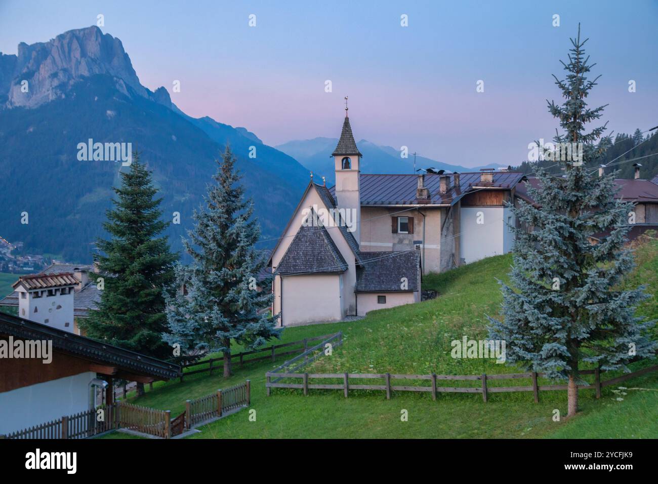 Das Dorf Muncion im Fassa-Tal, San Giovanni di Fassa, autonome Provinz Trient, Trentino, Italien Stockfoto