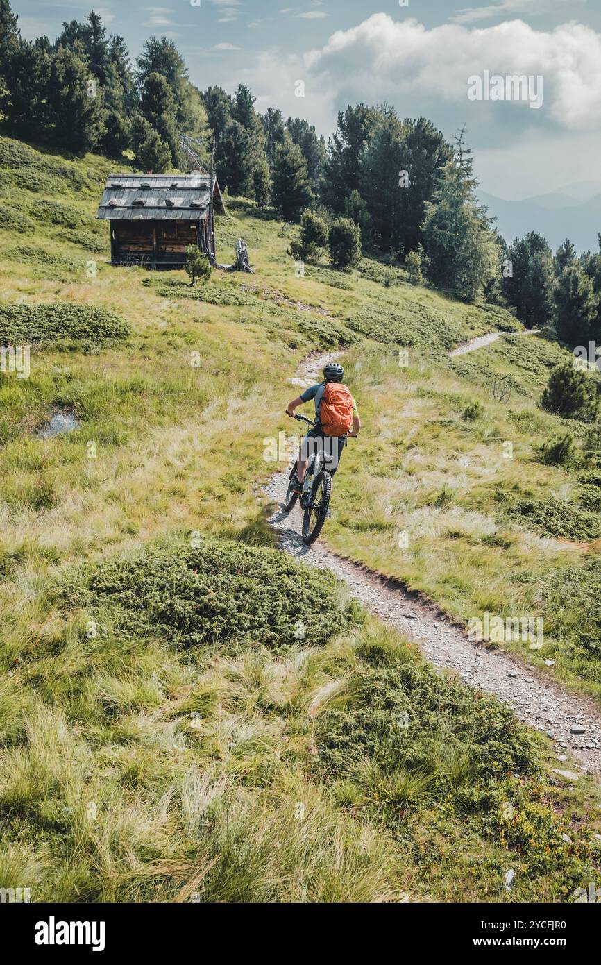 Italien, Südtirol, Provinz Bozen, San Martino in Badia, einsamer E-Biker auf dem sehr wilden Singletrail zum Laußpass Stockfoto