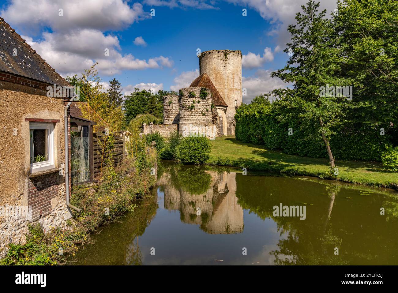 Der Fluss Loir und das Schloss mit Donjon in Alluyes, Center-Val de Loire, Frankreich, Europa Stockfoto