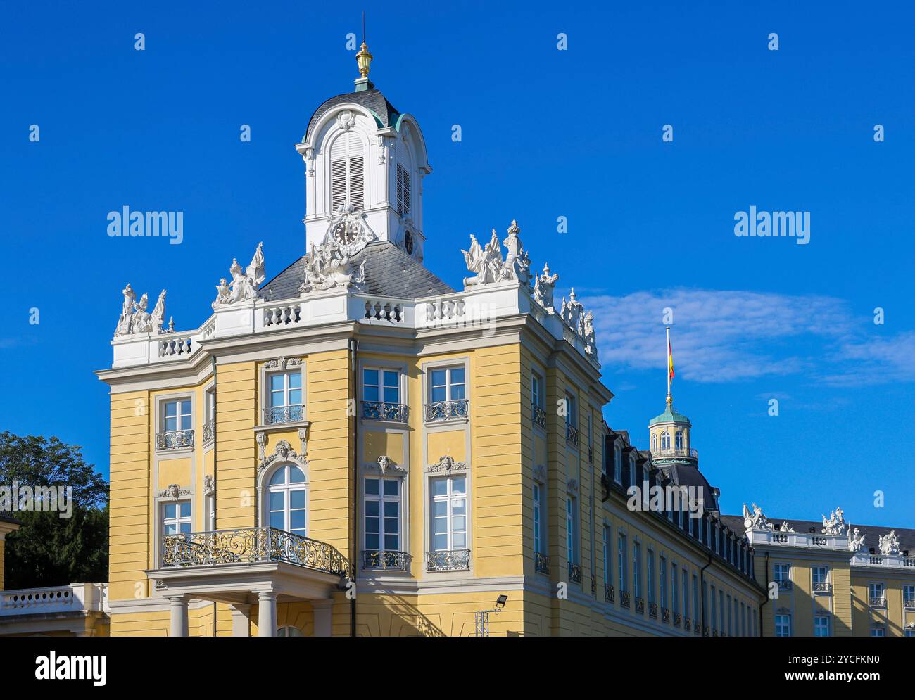 Karlsruhe, Baden-Württemberg, Deutschland - Schloss Karlsruhe. Barockpalast aus dem 18. Jahrhundert im Zentrum eines Radialgebietes mit einem kulturgeschichtlichen Museum. Staatliches Museum Baden Stockfoto