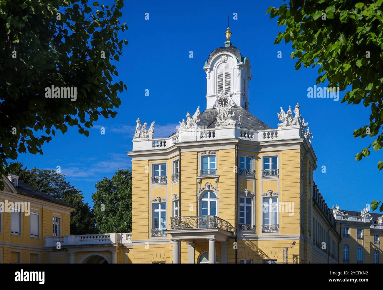 Karlsruhe, Baden-Württemberg, Deutschland - Schloss Karlsruhe. Barockpalast aus dem 18. Jahrhundert im Zentrum eines Radialgebietes mit einem kulturgeschichtlichen Museum. Staatliches Museum Baden Stockfoto