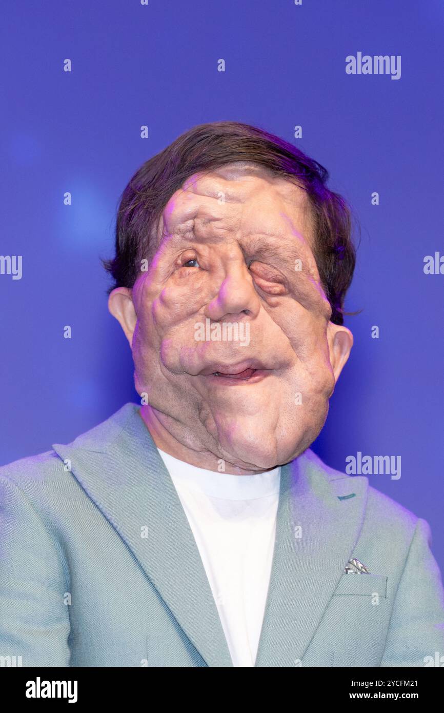 Cannes, Frankreich. Oktober 2024. Adam Pearson nimmt am 22. Oktober 2024 an den Diversify TV Awards im Rahmen der MIPCOM 2024 in Cannes Teil. Foto von Shootpix/ABACAPRESS. COM Credit: Abaca Press/Alamy Live News Stockfoto
