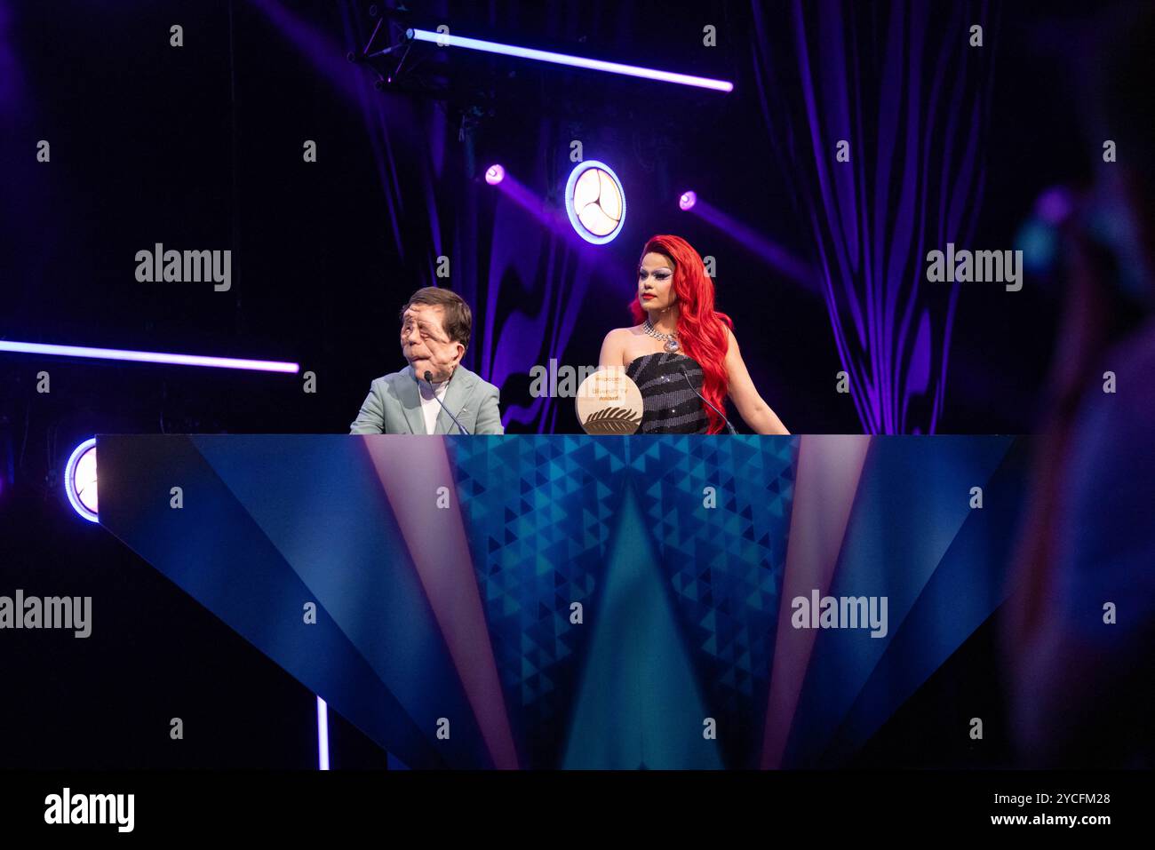 Cannes, Frankreich. Oktober 2024. Nicky Doll und Adam Pearson nahmen am 22. Oktober 2024 an den Diversify TV Awards im Rahmen der MIPCOM 2024 in Cannes Teil. Foto von Shootpix/ABACAPRESS. COM Credit: Abaca Press/Alamy Live News Stockfoto