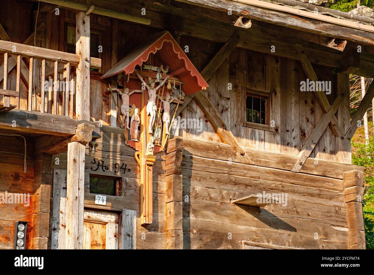 Altes Häuserkreuz auf einem jahrhundertealten Bauernhof aus Holz, Ultental, Südtirol, Italien Stockfoto