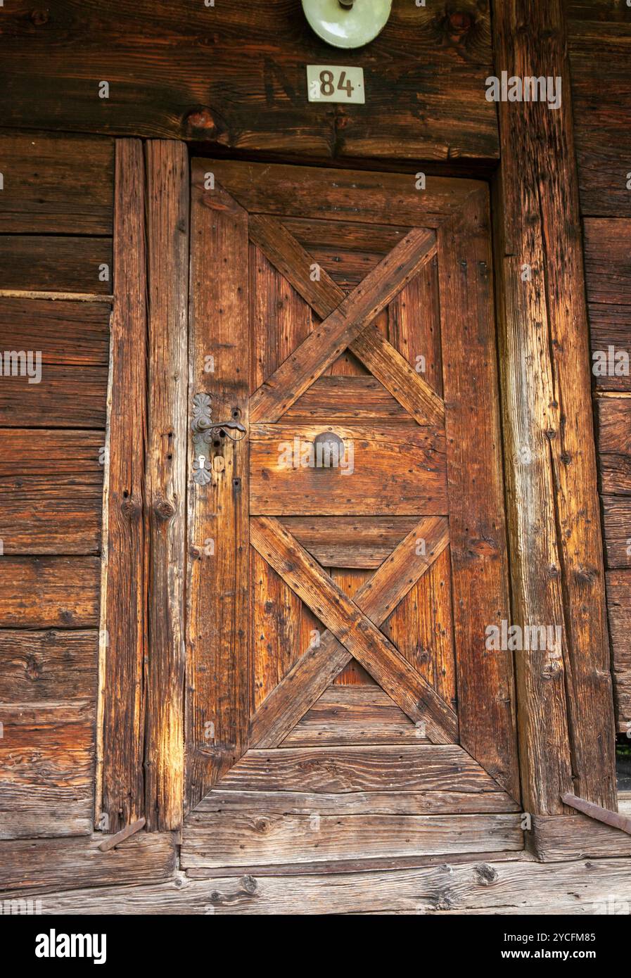 Eingangstür in einem hölzernen Bauernhaus, Ultental, Südtirol, Italien Stockfoto