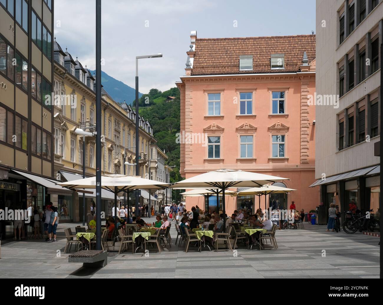 Meran, Südtirol, Italien, Straßencafé in der Fußgängerzone Sparkassenstraße, altes Rathaus Meran, 1879-1958 alter Sitz der Sparkasse, heute Gemeindegebäude der Stadt Meran. Stockfoto