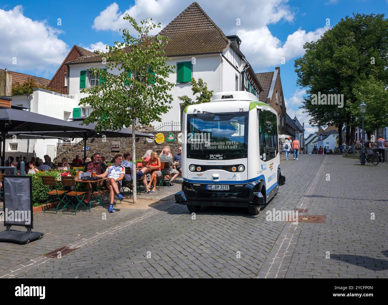 Autonomer Elektrobus im Linienverkehr, Monheim am Rhein, Nordrhein-Westfalen, Deutschland Stockfoto