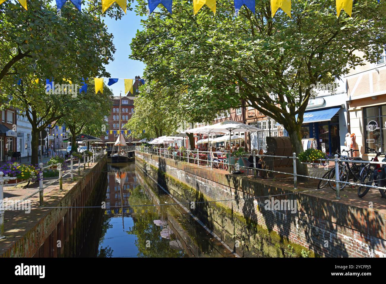 Europa, Deutschland, Metropolregion Hamburg, Niedersachsen, Bezirk Stade, Buxtehude, Altstadt, Blick nach Osten und Westfleth, Alter Hafen, Blick auf die Mühle Stockfoto