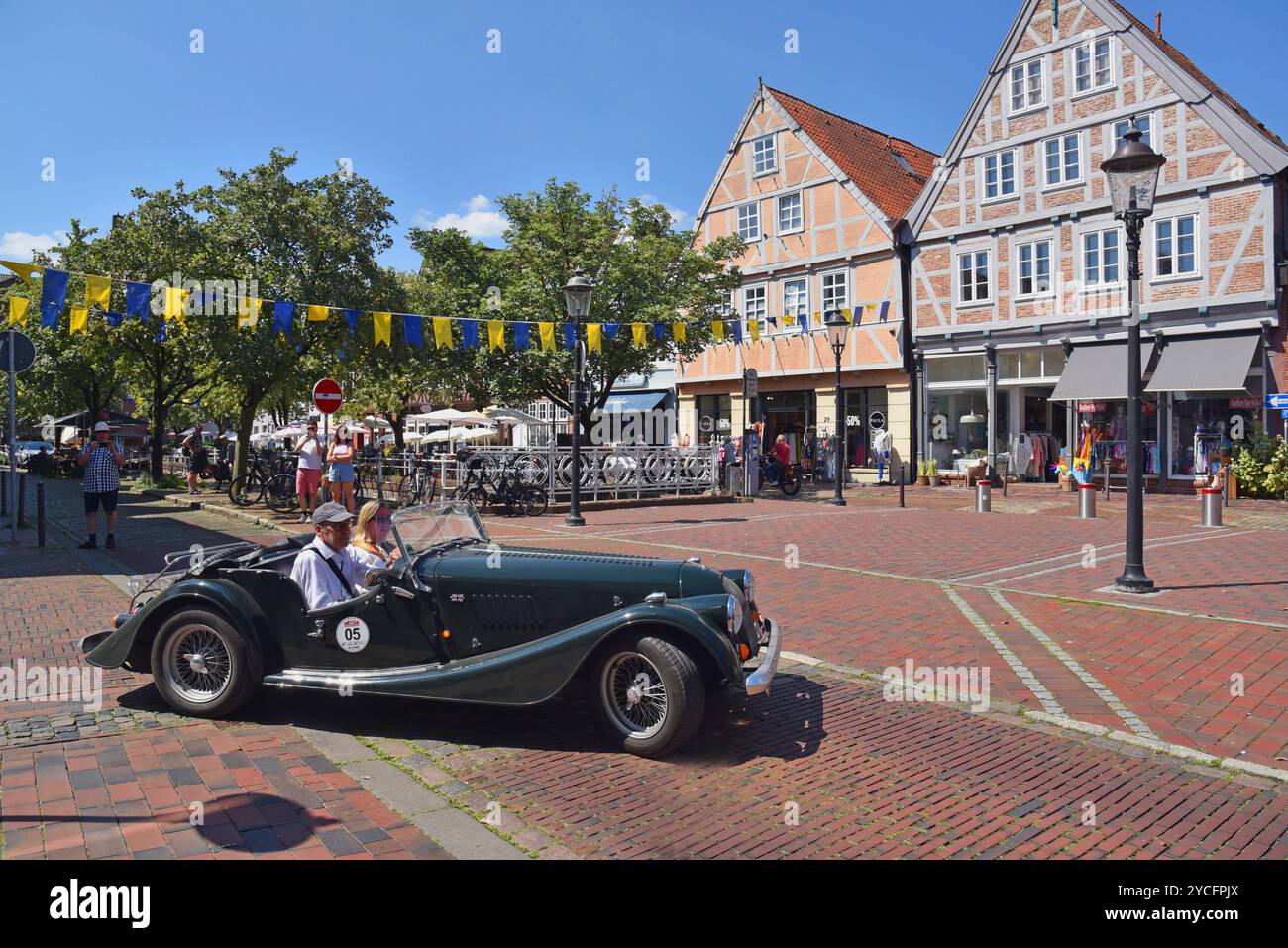 Europa, Deutschland, Metropolregion Hamburg, Niedersachsen, Landkreis Stade, Buxtehude, Altstadt, Lower Elbe Classics, Oldtimer-Rallye, Morgan, dunkelgrün Stockfoto