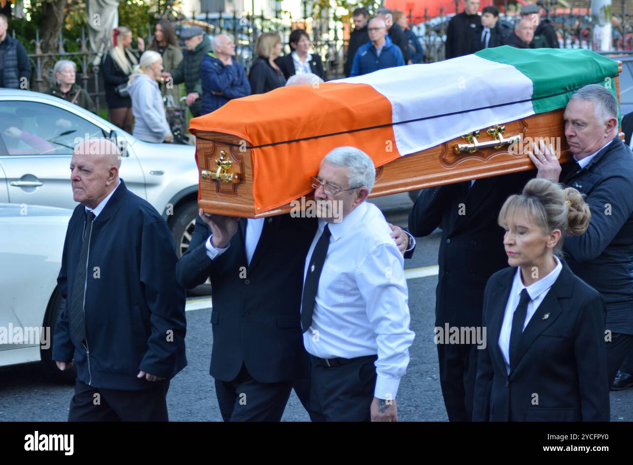 Belfast, Vereinigtes Königreich 23/10/2024 Begräbnisprozession von Roy Walsh. Roy Walsh diente als Freiwilliger für die Provisorische IRA und wurde für seine Beteiligung am Bombenanschlag von Old Bailey in Belfast Northern Ireland im Jahr 1973 verurteilt Credit:HeadlineX/Alamy Live News Stockfoto