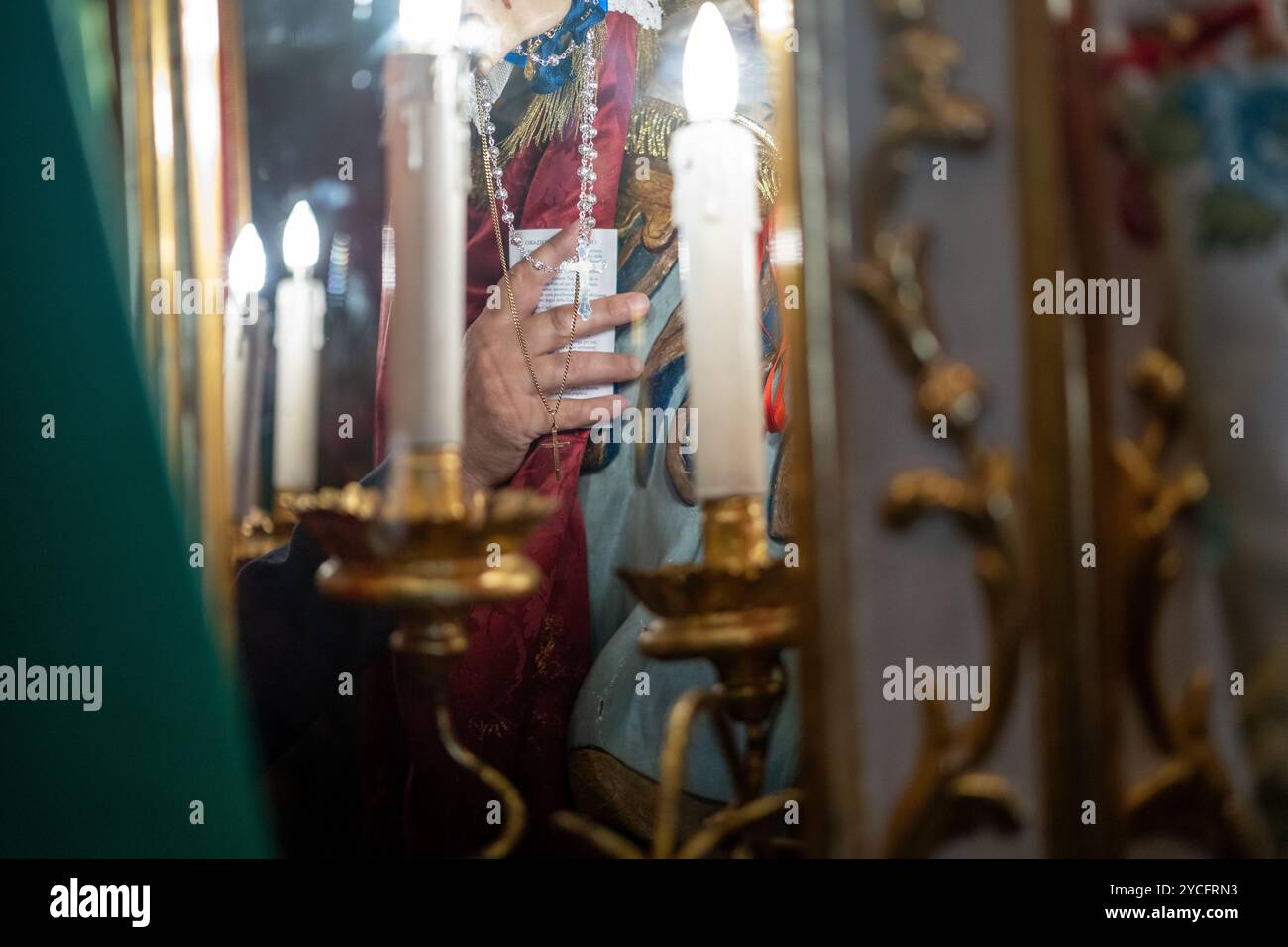 Festival von Sant'Efisio in Cagliari, Sardinien. Die Statue des Heiligen Effisio in der Kirche Sant'Efisio in der Altstadt. Die Hand eines Gläubigen. Stockfoto