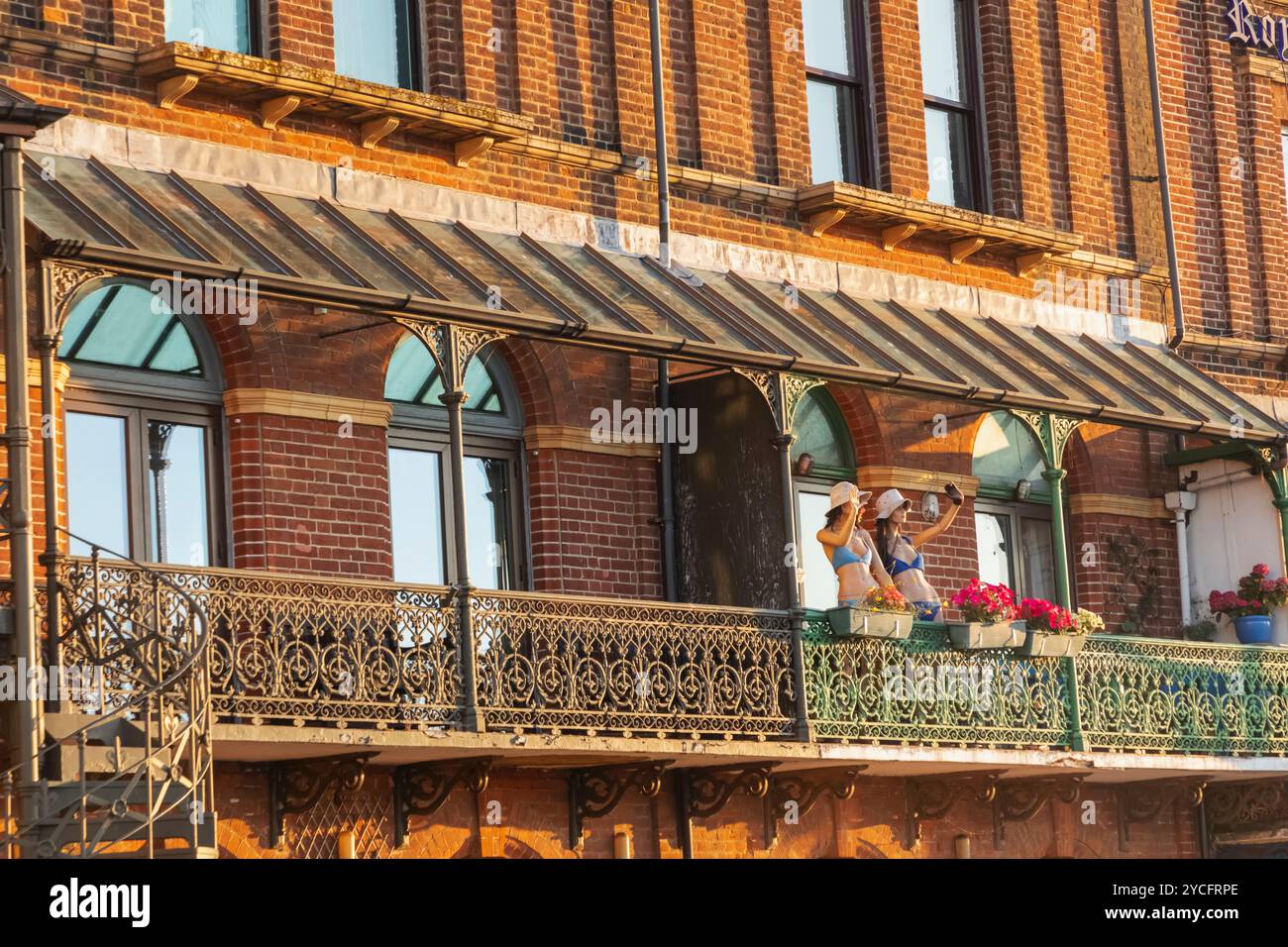 England, Kent, Thanet, Ramsgate, Royal Temple Yacht Club Building, weibliche Mannekins in Badekleidung auf Club Balkon Stockfoto