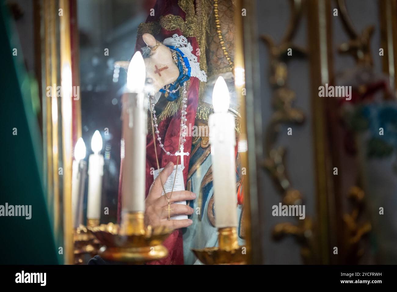 Festival von Sant'Efisio in Cagliari, Sardinien. Die Statue des Heiligen Effisio in der Kirche Sant'Efisio in der Altstadt. Die Hand eines Gläubigen. Stockfoto