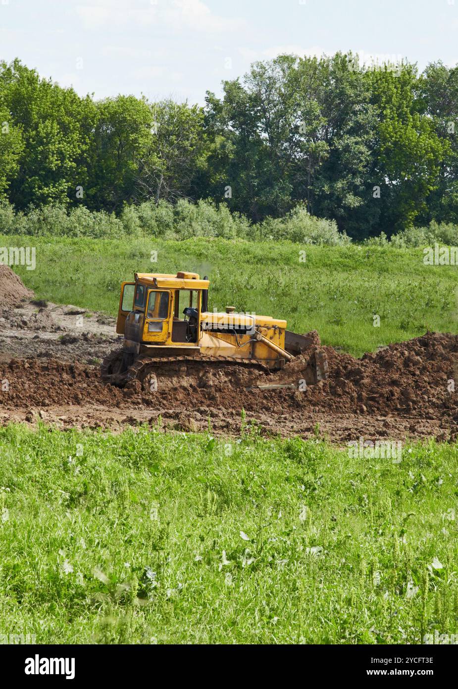 Der alte caterpillar-Traktor arbeitet auf dem Feld Stockfoto