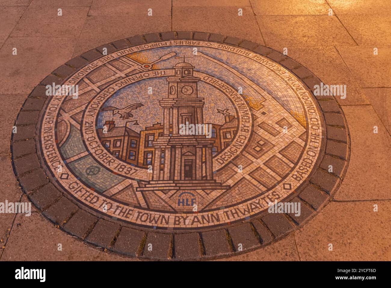 England, Kent, Herne Bay, Clock Tower Plaza, Bodenmosaiken, die die kulturellen Höhepunkte der Herne Bay von Rob Turner feiern Stockfoto