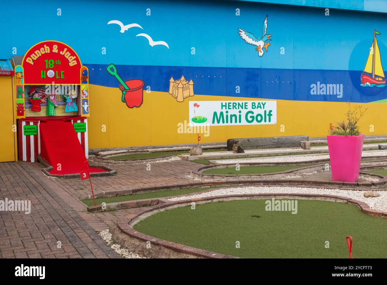 England, Kent, Herne Bay, Minigolf Am Meer Stockfoto