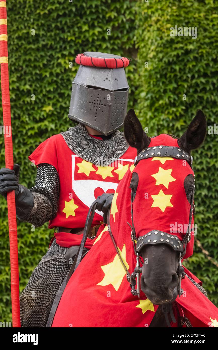 England, Kent, Hever, Hever Castle, farbenfroher Ritter in Rüstung zu Pferd Stockfoto