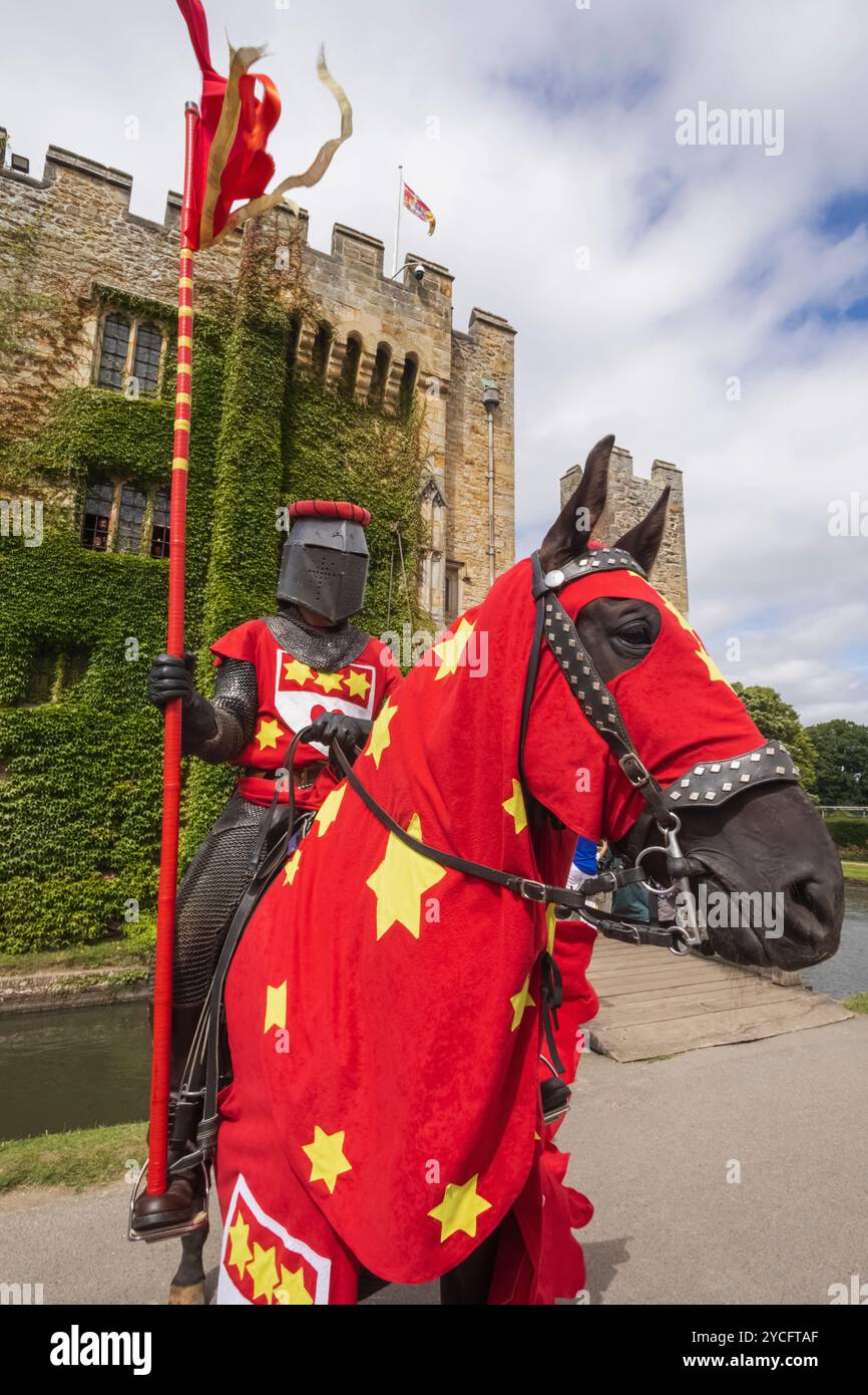England, Kent, Hever, Hever Castle, farbenfroher Ritter in Rüstung zu Pferd Stockfoto
