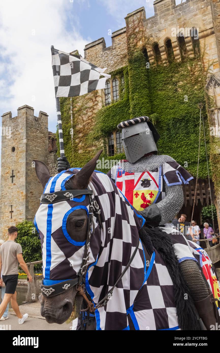 England, Kent, Hever, Hever Castle, farbenfroher Ritter in Rüstung zu Pferd Stockfoto