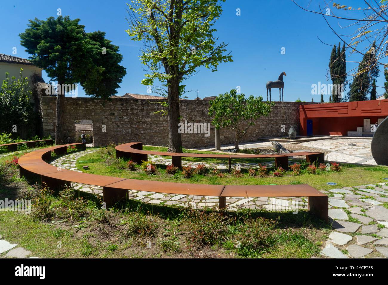 Spaziergang durch das historische Zentrum von Benevento, Garten Hortus conclusus in corte San Domenico, Mimmo Paladino 1992 Stockfoto