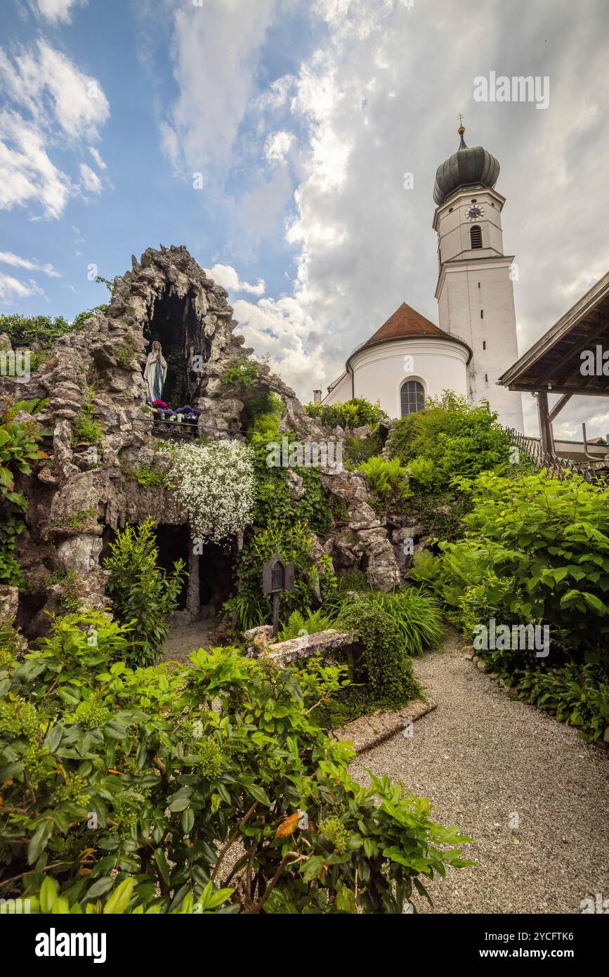 Kirche St. Laurentius und Lourdes Grotte. Ohlstadt, Bayern, Deutschland. Stockfoto