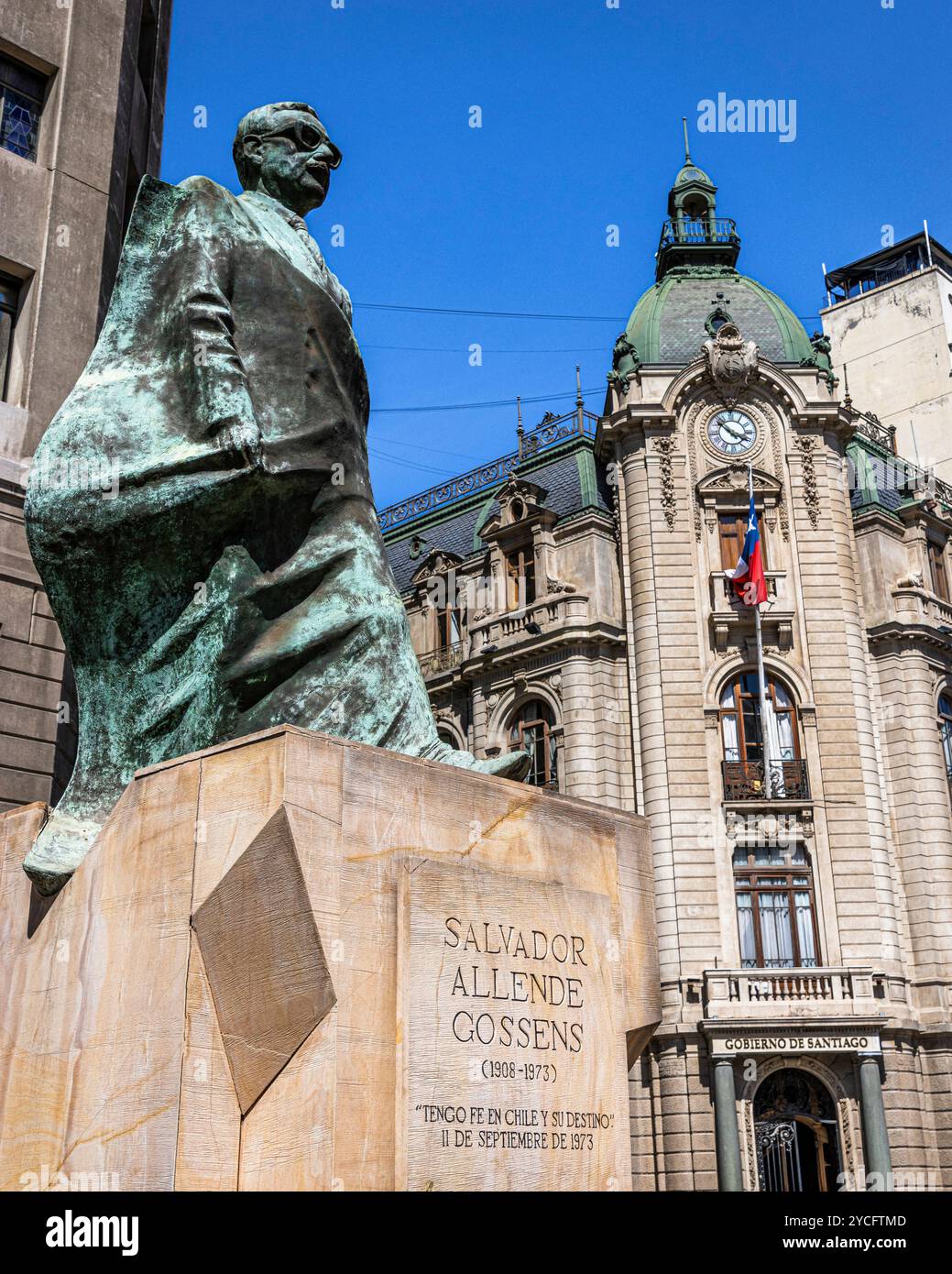 Statue zum Gedenken an Salvador Allende und die Stadtverwaltung von Santiago. Santiago de Chile, Metropolregion Santiago, Chile. Stockfoto