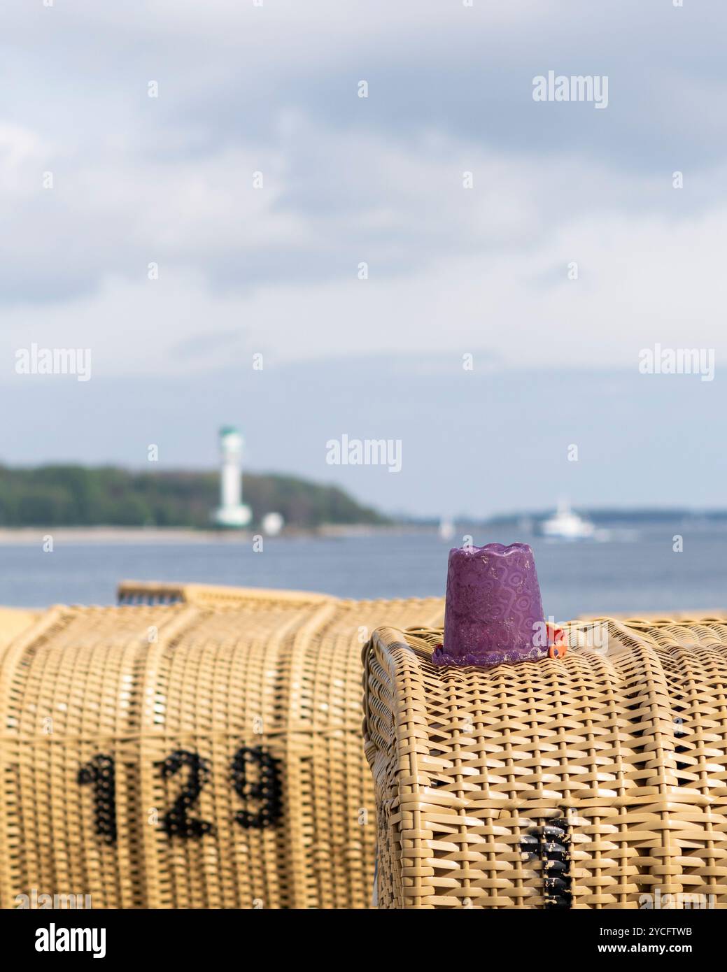 Bild einer Liege mit Sandspielzeug und dem Meer im Hintergrund Stockfoto