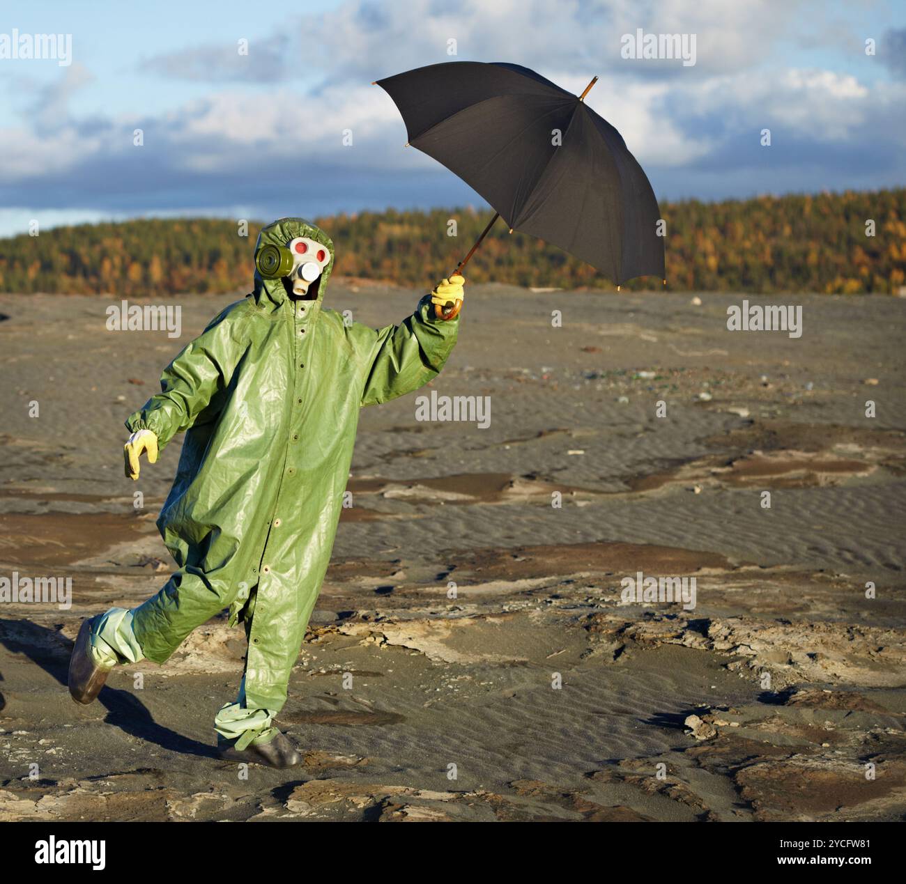 Person in wissenschaftlichem Schutzanzug mit Regenschirm Stockfoto