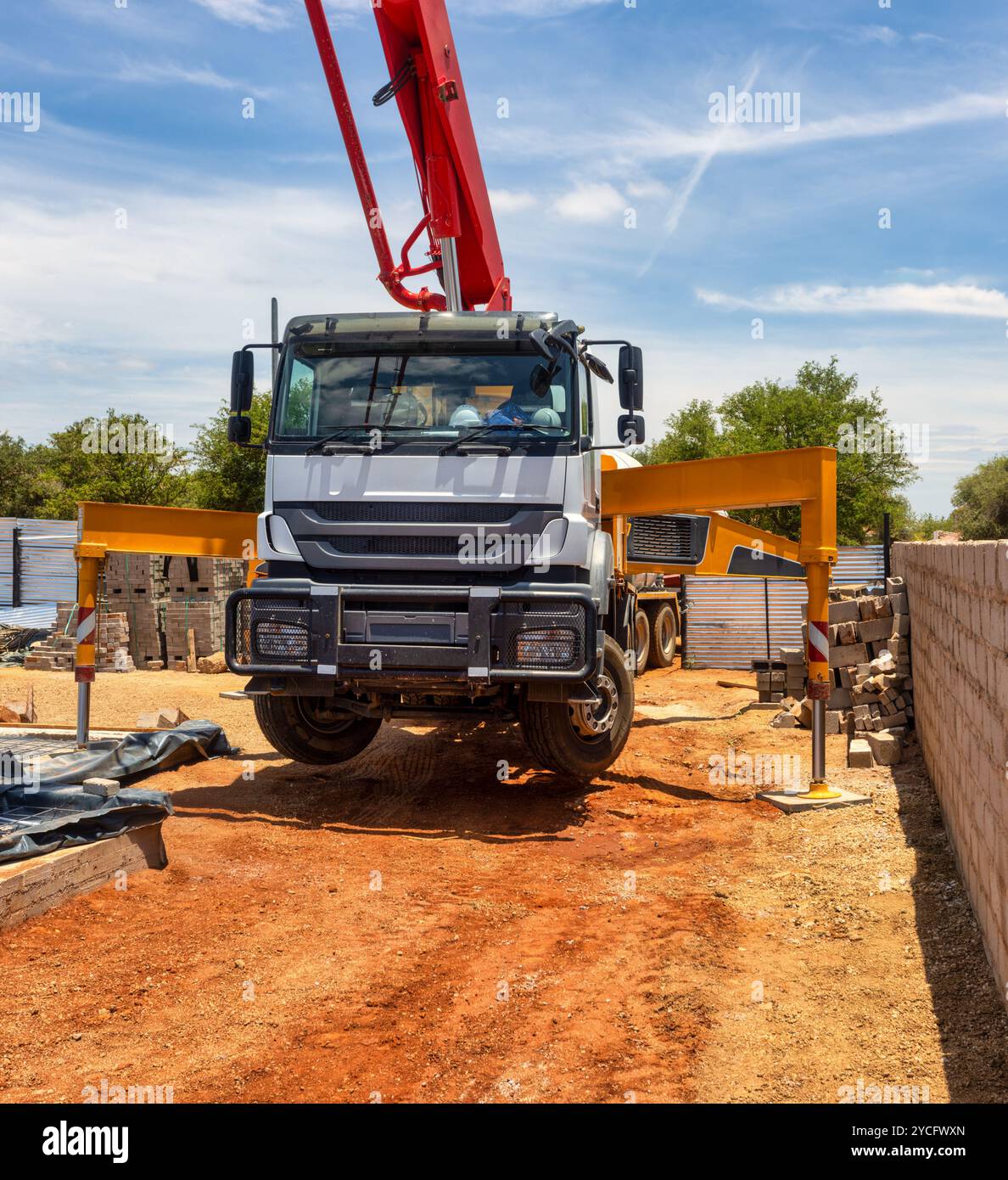 Eine Auslegerbetonpumpe auf der Baustellenentladung Stockfoto