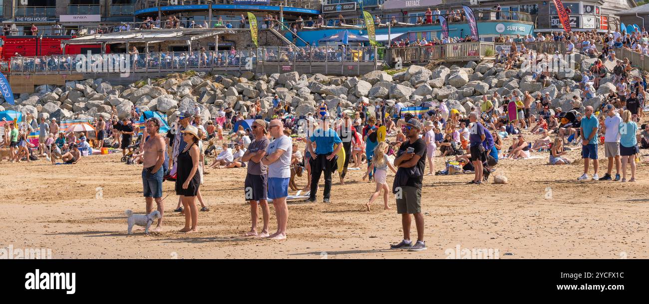 Ein Panoramablick von Menschen, die sich am berühmten Fistral Beach versammelten und das Finale des Surfwettbewerbs Boardmasters Open in Newquay in Cornwal beobachteten Stockfoto