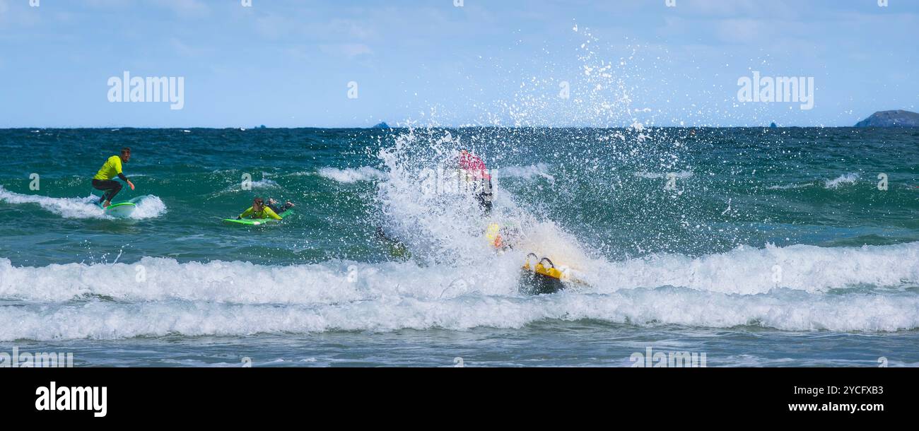 Ein Panoramabild eines Rettungsschwimmers der Royal National Lifeboat Institution RNLI, der vor Towan Beach mit einem Jet-Ski an der Küste von Newquay in Cornwa patrouilliert Stockfoto