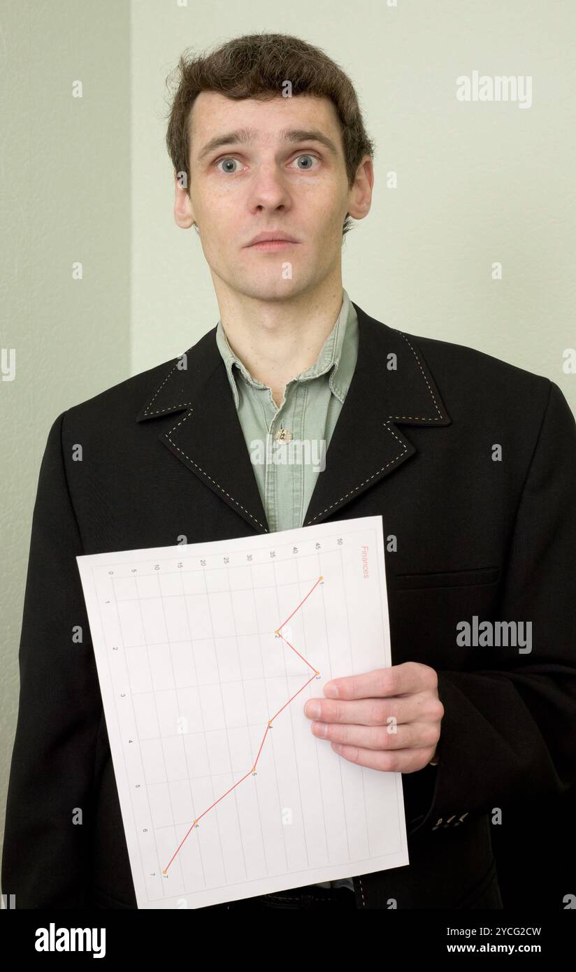 Direktor an einem Arbeitsplatz mit einem Diagramm Stockfoto