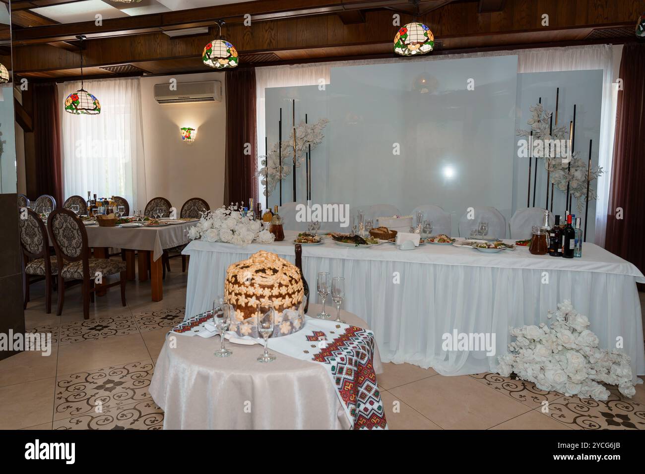 Eleganter Bankettsaal mit festlicher Tischdekoration. Stockfoto