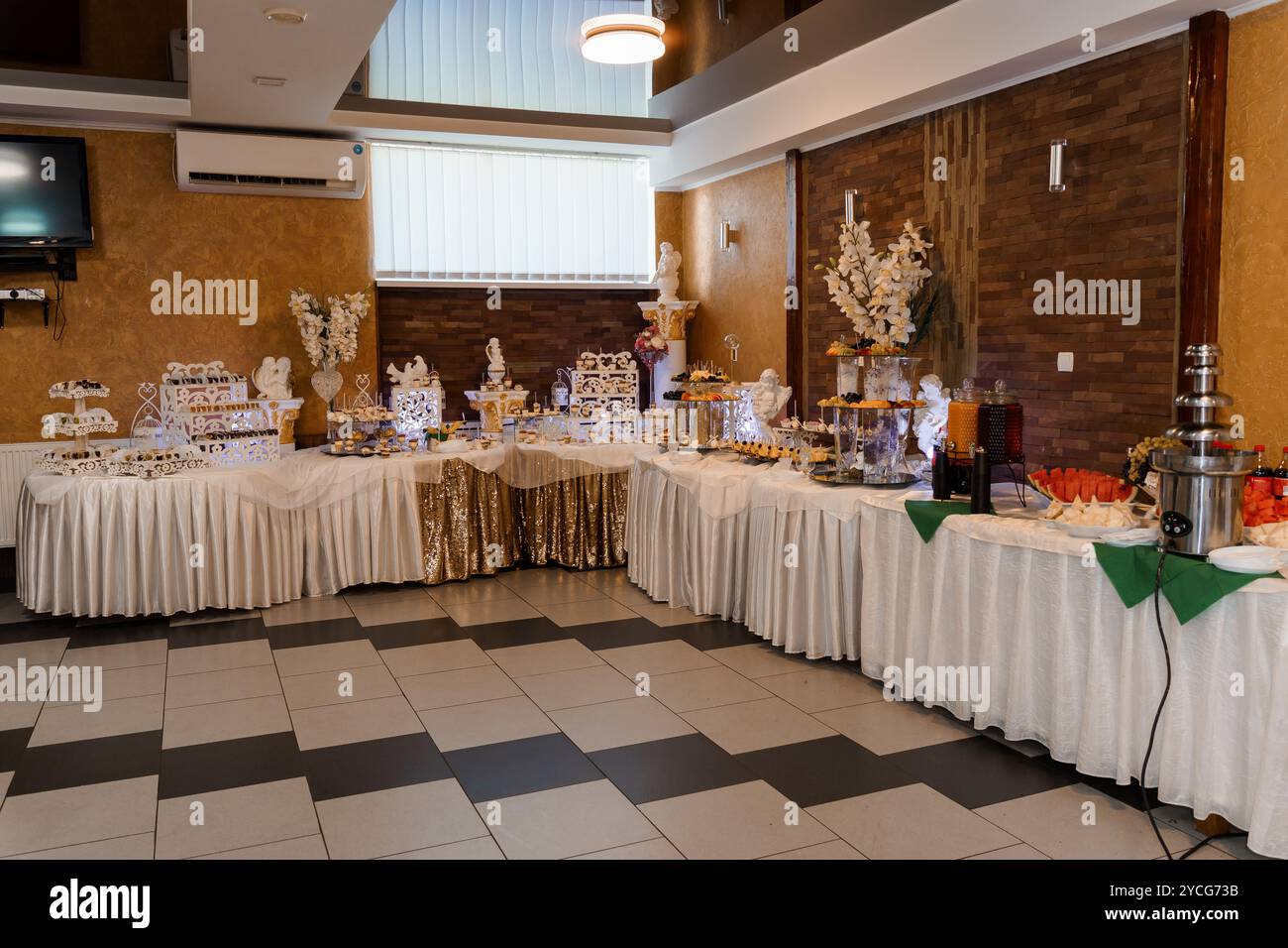 Elegante Banketteinrichtung mit Desserts und Dekorationen. Stockfoto