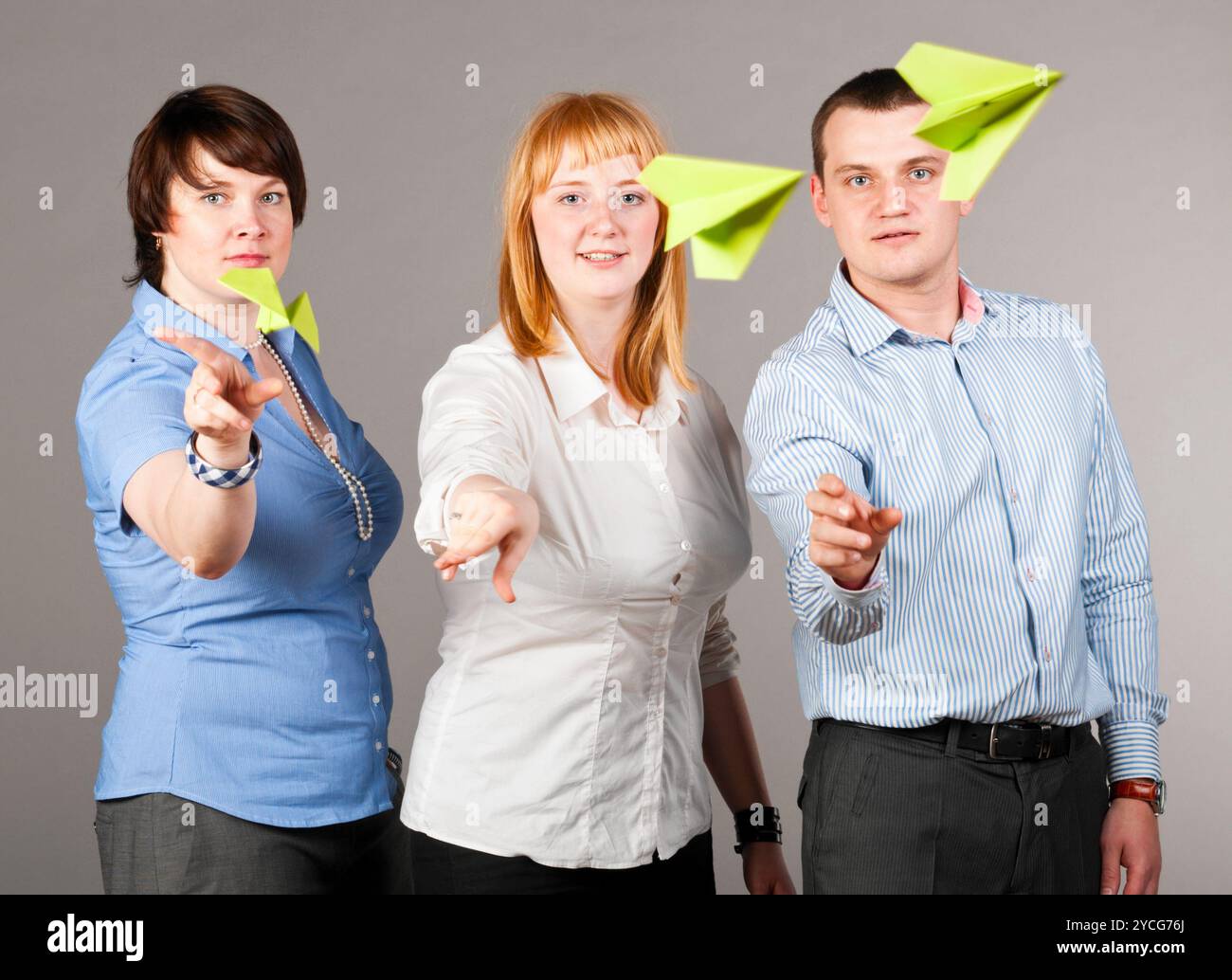 Werfen von Papierflugzeugen Stockfoto