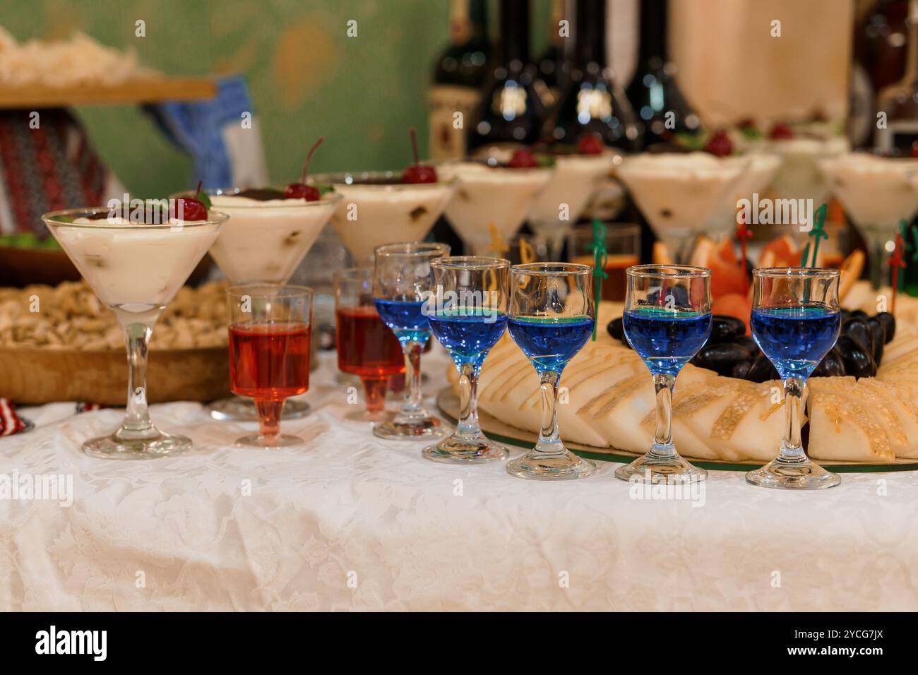 Festlicher Tisch mit bunten Cocktails und eleganten Desserts. Stockfoto