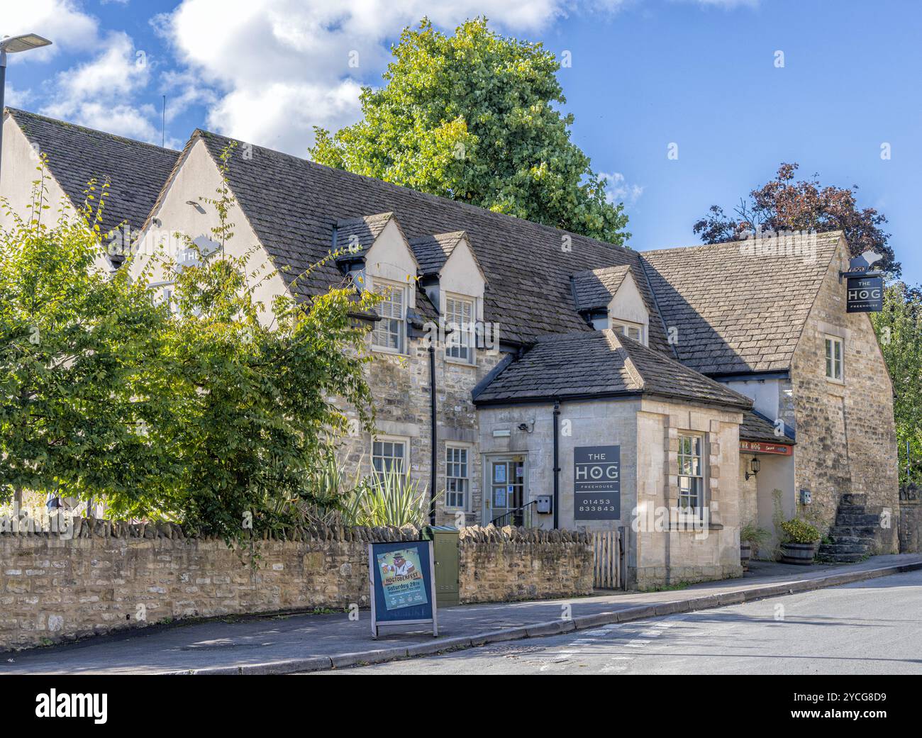 Das Hog Inn traditionelles britisches Publishing House im Dorf Horsley in Gloucestershire, England, Vereinigtes Königreich Stockfoto