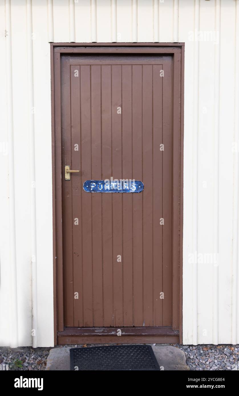 Old victorian Porters Schild an Holztür, Highlands, Schottland, Großbritannien Stockfoto