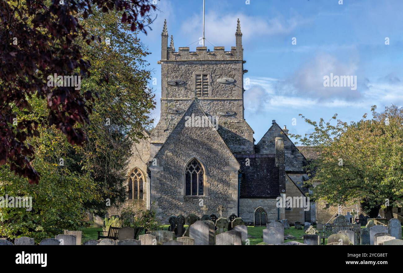Anglikanische Pfarrkirche aus dem 14. Jahrhundert von All Hallows im Distrikt Cotswold in Gloucestershire, South Cerney, Vereinigtes Königreich Stockfoto