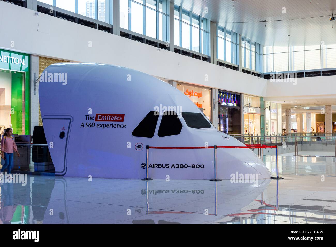 Der Emirates A380 Experience Simulator in der Dubai Mall in Dubai City, VAE. Stockfoto
