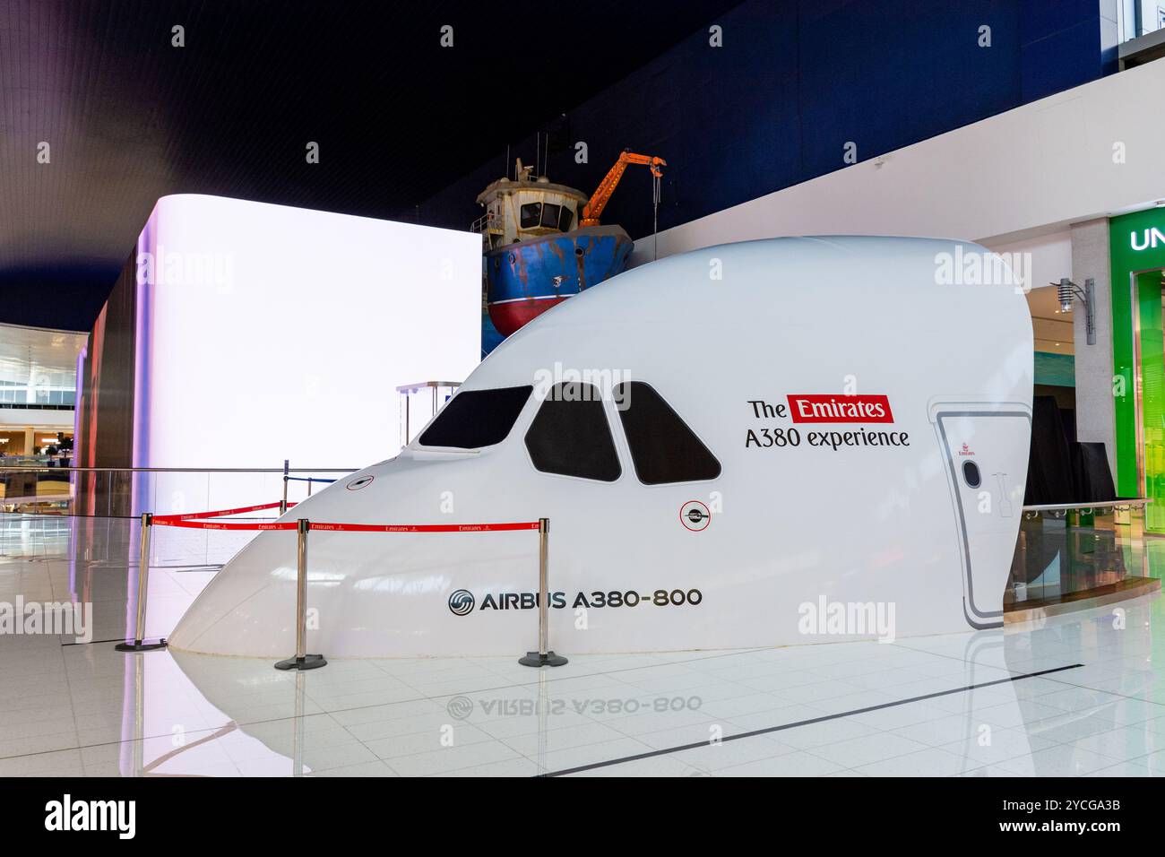 Der Emirates A380 Experience Simulator in der Dubai Mall in Dubai City, VAE. Stockfoto