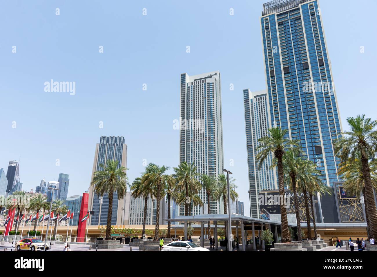 Dubai Stadtlandschaft mit modernen Wolkenkratzern und Palmen, VAE. Stockfoto