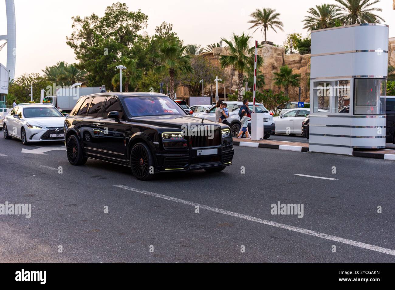 Ein Black Rolls-Royce Cullinan in Jumeirah in Dubai City. Stockfoto