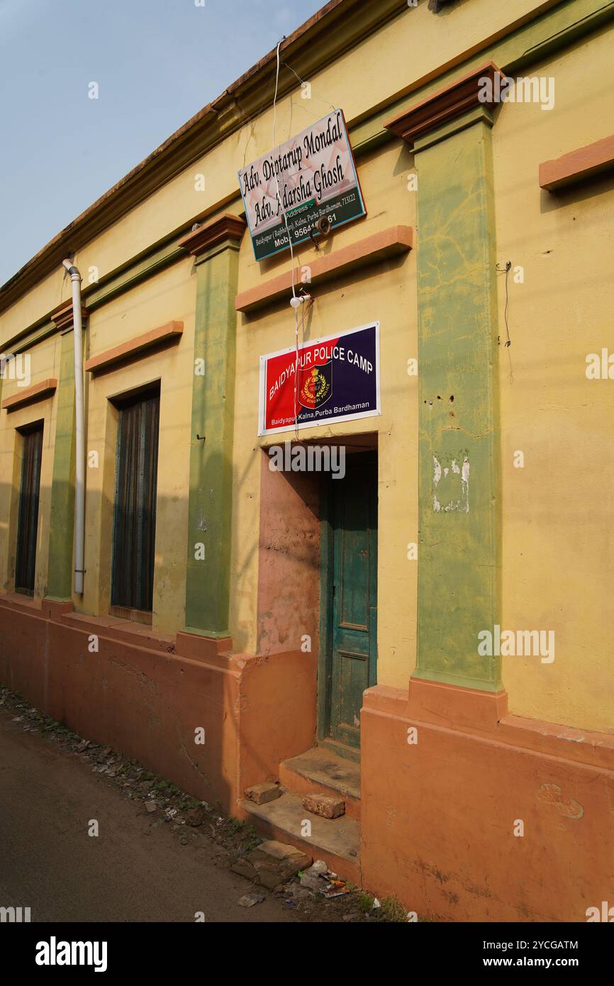 Das Gebäude gegenüber der Familie Thakurbari of Nandi ist jetzt Polizeistation. Baidyapur, East Burdwan, West Bengalen, Indien. Stockfoto