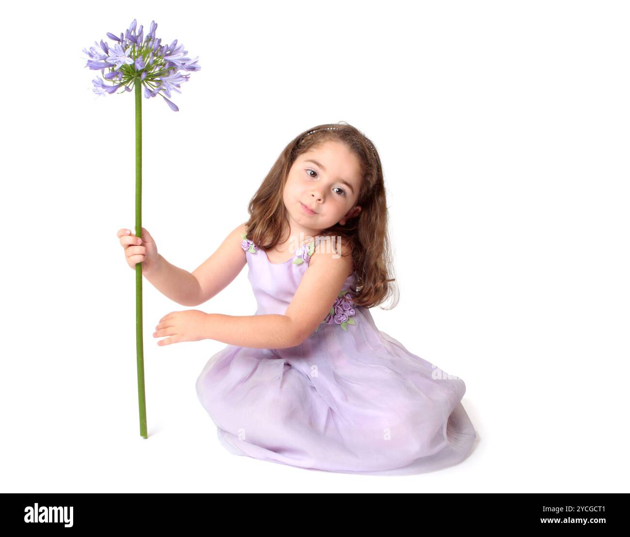 Heiteres Mädchen mit Blume Stockfoto