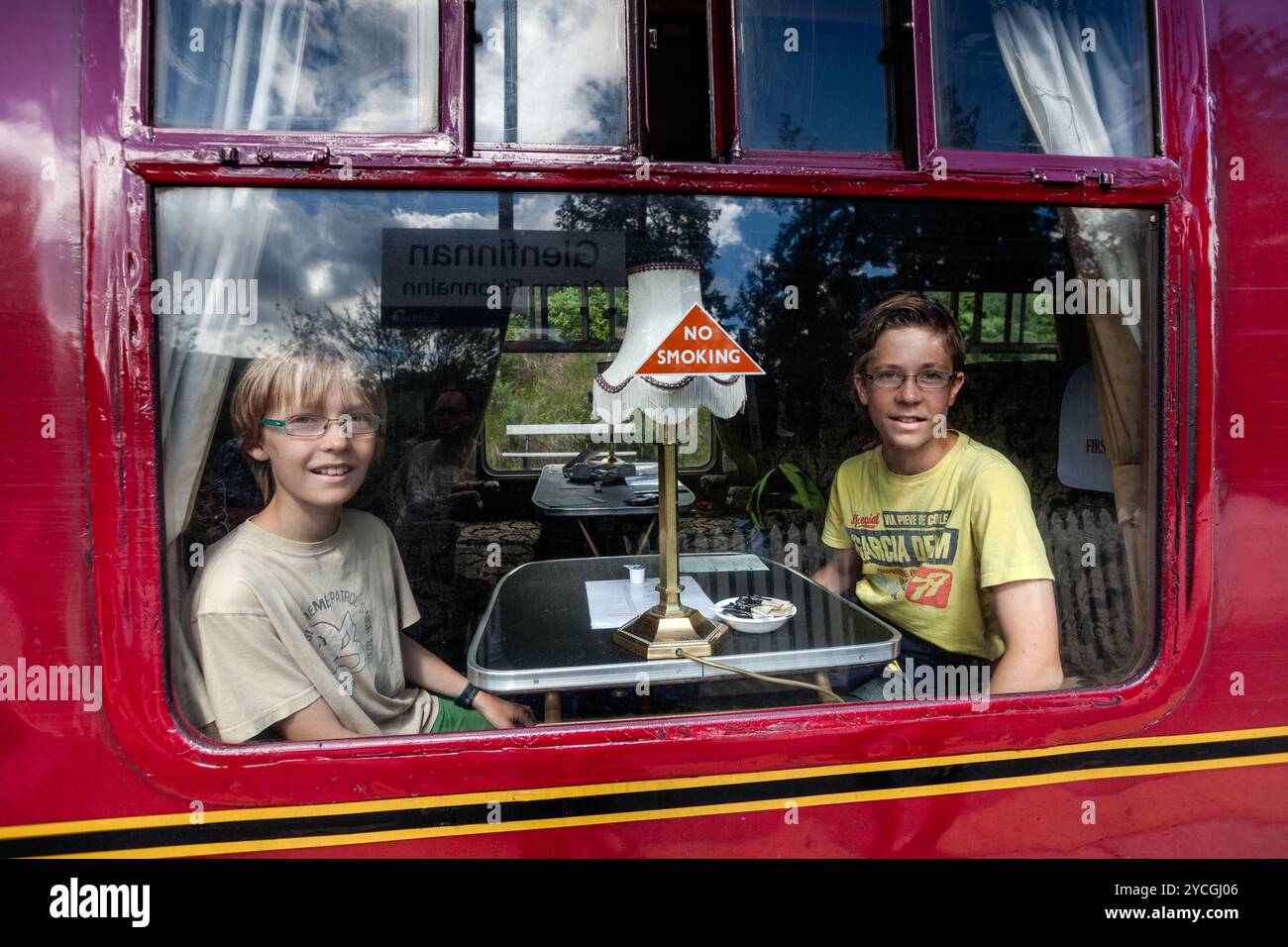 Das Glenfinnan Viaduct am Loch Shiel ist eine der schönsten Eisenbahnlinien der Welt. Jacobite Steam Train von Fort William nach Mallaig, Scottish Highlands. Station Road, Glenfinnan, Highland Council, Schottland Stockfoto