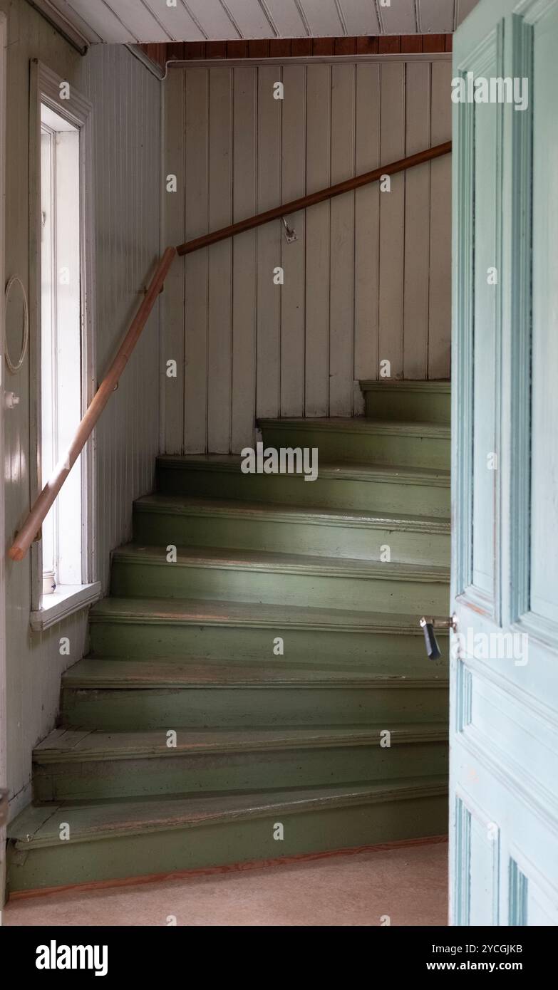 Gebogene Holztreppen im schwedischen Sommerhaus. Innenarchitektur im schwedischen Stil Stockfoto